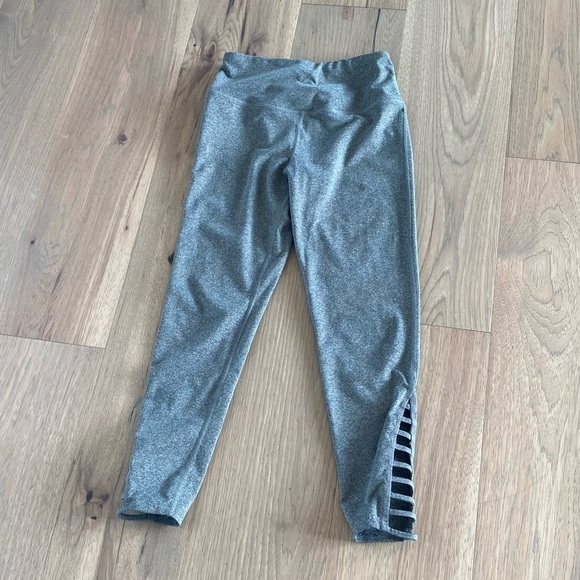 SO Womens Gray Cropped Workout Leggings Size Small - Picture 1 of 5